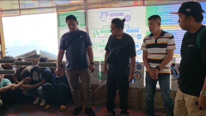 delapan_pria_diamankan_polisi_saat_penggerebekan_lapak_narkoba_di_kabanjahe