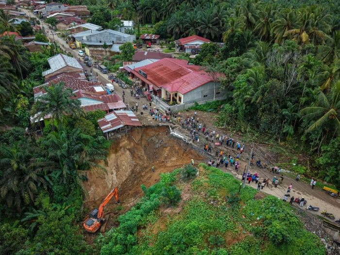 jalan_utama_longsor_pemkab_deli_serdang_kejar_pembukaan_jalur_alternatif_di_tiga_juhar