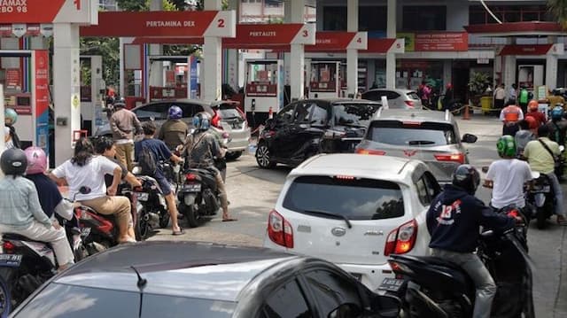 antrean_mengular_di_spbu_pertamina_ungkap_penyebab_kelangkaan_bbm_bukan_stok_habis_tapi_faktor_ini_