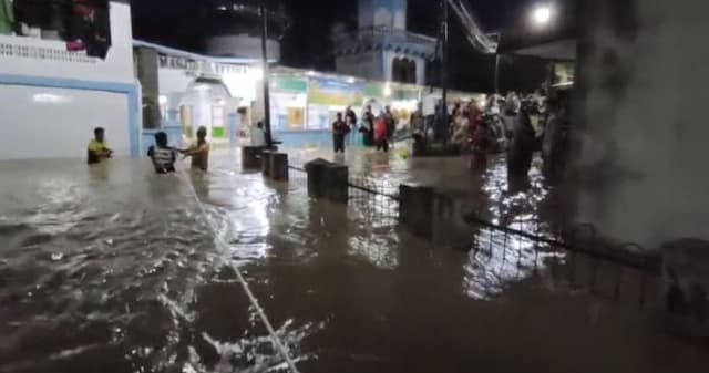 banjir_rendam_tiga_kecamatan_di_binjai_4392_warga_mengungsi