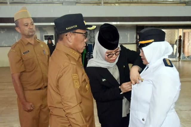 bupati_masinton_pasaribu_lantik_16_pejabat_administrator_dan_pengawas_di_tapteng