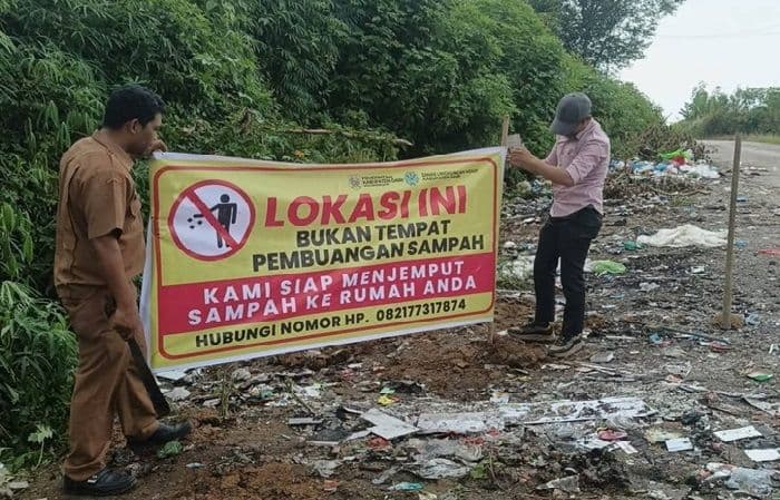 dlh_dairi_bersihkan_sampah_liar_ajak_warga_jaga_kebersihan_lingkungan