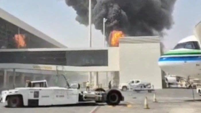 mencekam_bandara_saudi_diserang_rudal_12_tewas_wni_dilarang_foto_dan_rekam_detikdetik_pencegatan_