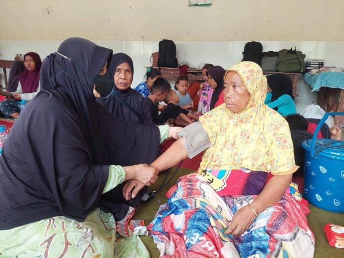 pemkab_langkat_salurkan_bantuan_dan_layanan_kesehatan_bagi_pengungsi_banjir_besitang