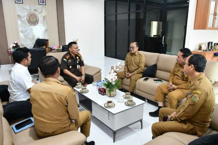 pemkab_samosir_perkuat_sinergi_dengan_kejari_untuk_kawal_pembangunan