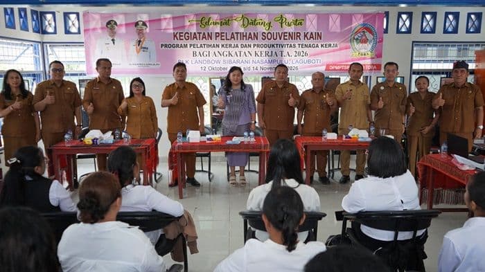 pemkab_toba_gelar_pelatihan_suvenir_ulos_20_peserta_dapat_bantuan_mesin_jahit