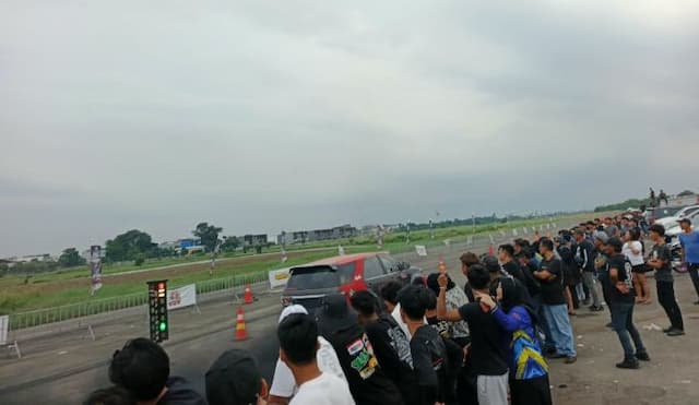 ribuan_pebalap_ramaikan_drag_race_dan_drag_bike_piala_gubsu_di_eks_bandara_polonia_