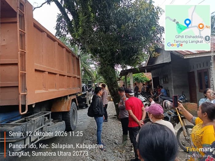 warga_salapian_blokir_jalan_rusak_tuntut_pengaspalan_ke_bukit_lawang