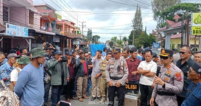 aksi_massa_di_polres_dairi_ricuh_sejumlah_polisi_terluka_dilempari_batu