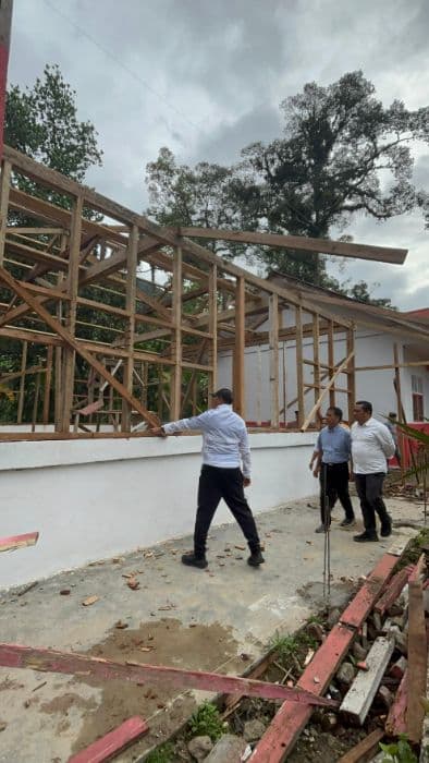 bupati_taput_jonius_hutabarat_tinjau_revitalisasi_sekolah_di_daerah_terpencil_parmonangan