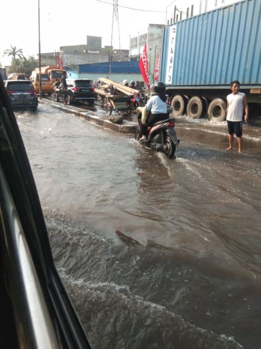 jalan_di_simpang_kantor_medan_labuhan_rusak_dan_tergenang_air_warga_sudah_bertahuntahun_mengeluh