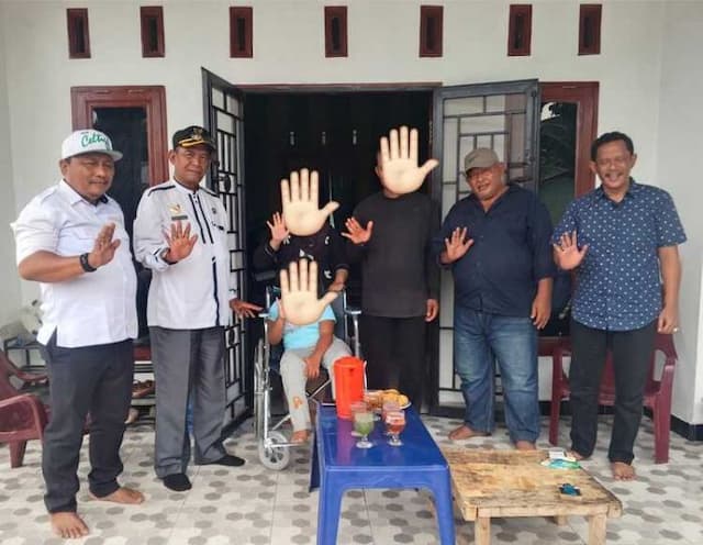 lpa_deli_serdang_serahkan_kursi_roda_kepada_anak_disabilitas_penuh_semangat