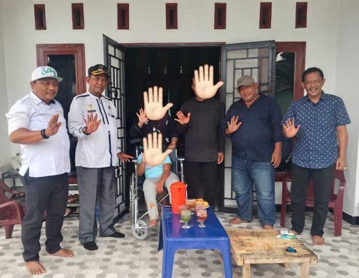 lpa_deli_serdang_serahkan_kursi_roda_kepada_anak_disabilitas_penuh_semangat