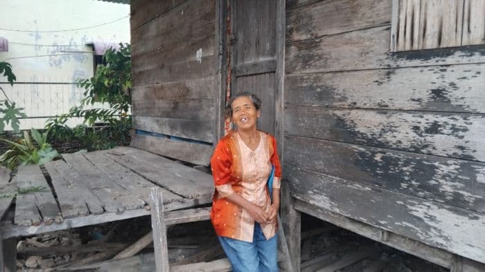 mika_pasaribu_nenek_penjual_genjer_tak_pernah_dapat_bansos_potret_abainya_pemerintah