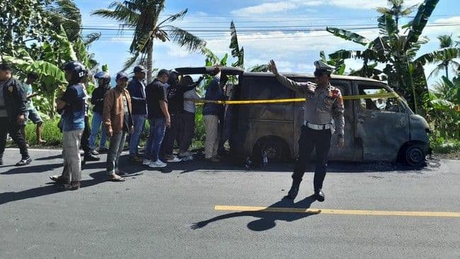 mobil_pengisi_atm_terbakar_di_polman_uang_rp46_miliar_ludes_dilalap_api_