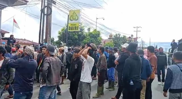 polres_dairi_digeruduk_massa_usai_tangkap_tersangka_penghasutan_pembakaran_aset_pt_gruti
