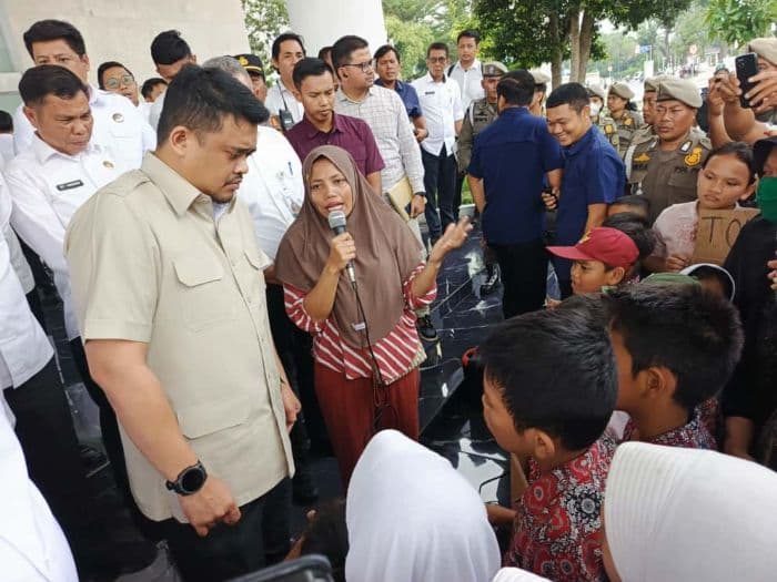 siswa_sd_dan_orang_tuanya_datangi_gubernur_bobby_ngadu_tak_terima_sekolahnya_dipindahkan