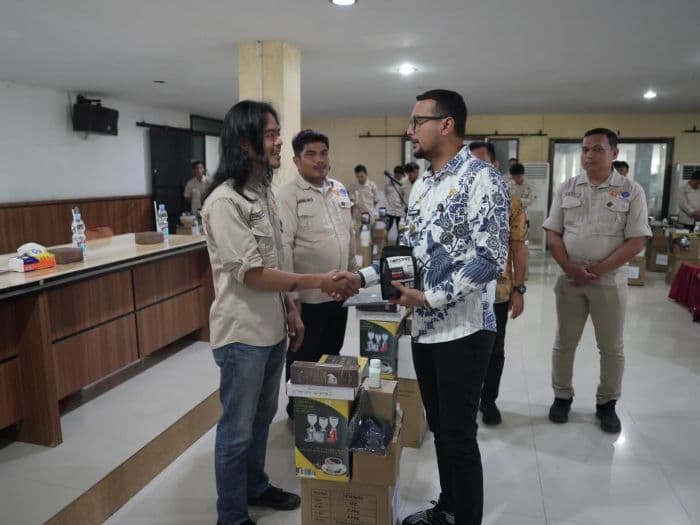 bupati_labusel_serahkan_bantuan_peralatan_usaha_kepada_pemuda_lulusan_pelatihan_kerja