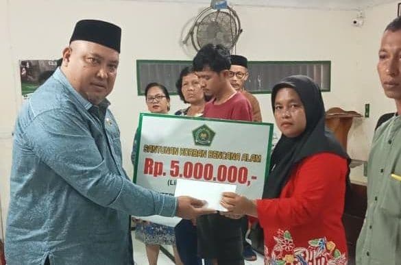 kemenag_sibolga_serahkan_santunan_untuk_keluarga_korban_longsor_dan_banjir