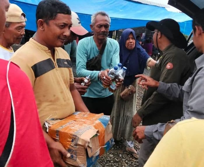 komunitas_langkat_donasikan_seribu_lampu_sentir_untuk_korban_banjir_aceh