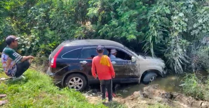 mobil_nyungsep_ke_parit_di_persimpangan_bandara_kualanamu_dua_lansia_selamat