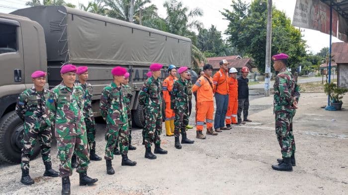 pln_percepat_recovery_sutt_150_kv_brandanlangsa_kolaborasi_dengan_tni_marinir