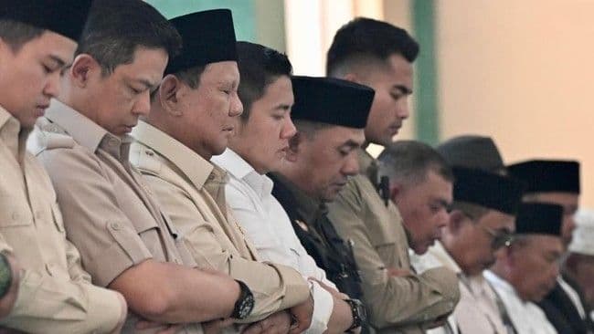 presiden_prabowo_salat_jumat_bersama_dengan_pengungsi_korban_banjir_di_aceh