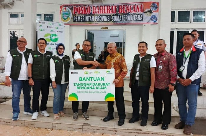 pt_pegadaian_serahkan_bantuan_rp200_juta_untuk_korban_bencana_di_sumut