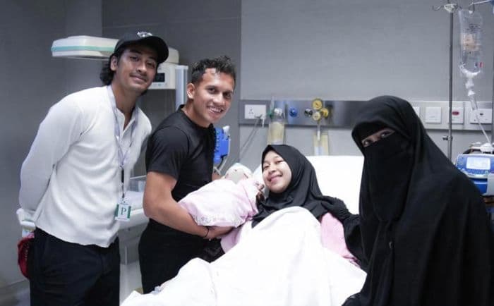 putri_almarhum_ujeumi_pipik_adiba_khanza_melahirkan_anak_pertama