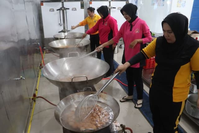 sppg_polri_di_jalan_asahan_suplai_makanan_untuk_korban_banjir_sumut