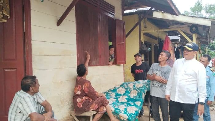 wabup_tapteng_turun_langsung_salurkan_bantuan_banjir_di_lubuk_tukko_camat_dan_lurah_tak_hadir