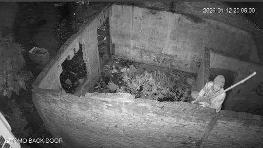 diduga_curi_ac_pria_berkupluk_tertangkap_cctv_panjat_tembok_rumah_kosong_di_jalan_bromo_medan