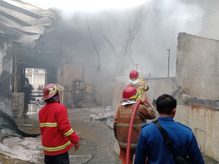 gudang_pinus_di_sunggal_deli_serdang_terbakar