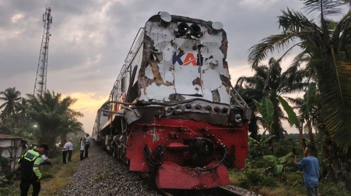 kereta_api_tabrak_truk_bermuatan_pisang_di_kisaran_lokomotif_ringseksopir_luka_berat