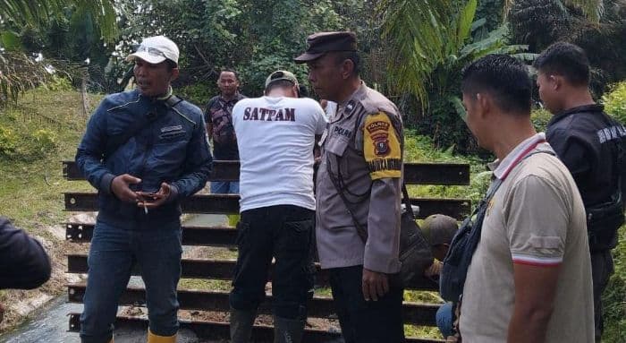 ptpn_iv_bersedia_cabut_palang_di_pinggir_sungai_bah_tongguran_usai_mediasi_akses_warga_normal_kembali