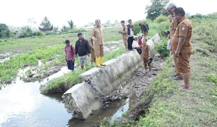 tinjau_tanggul_irigasi_jebol_di_desa_nagatimbul_wakil_bupati_toba_akan_turunkan_alat_berat