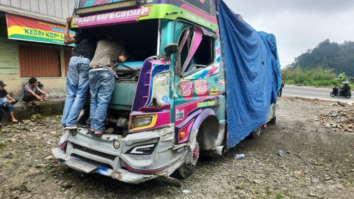 kecelakaan_beruntun_di_bandar_baru_tiga_kendaraan_ringsek