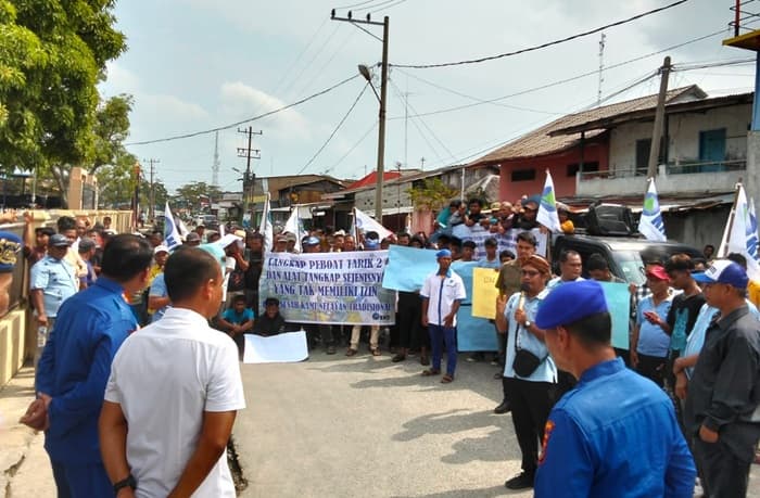 ratusan_nelayan_demo_di_ditpolairud_polda_sumut_tuntut_pukat_tarik