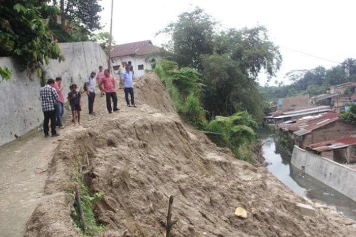 tembok_senilai_rp27_miliar_di_siantar_roboh_sebelum_rampung_kontraktor_diminta_bangun_kembali