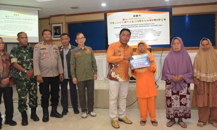 64_warga_deli_serdang_korban_bencana_sumut_dapat_bantuan_rp30_juta_untuk_perbaikan_rumah