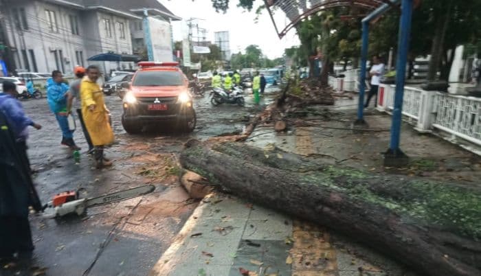 cuaca_ekstrem_di_siantar_pohon_bertumbanganseng_rumah_warga_terbang_