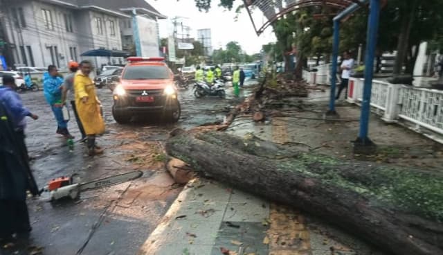 cuaca_ekstrem_di_siantar_pohon_bertumbanganseng_rumah_warga_terbang_
