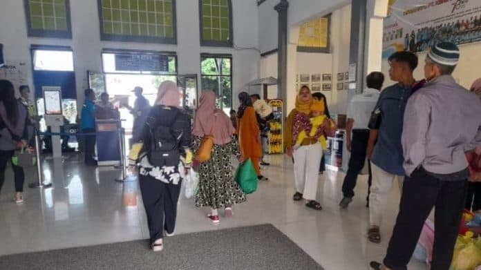 kereta_api_siantar_ekspres_siapkan_8060_tiket_saat_libur_imlek_