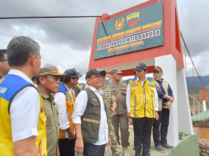 menko_pmk_dan_kasum_tni_tinjau_lokasi_banjir_bandang_di_tapteng