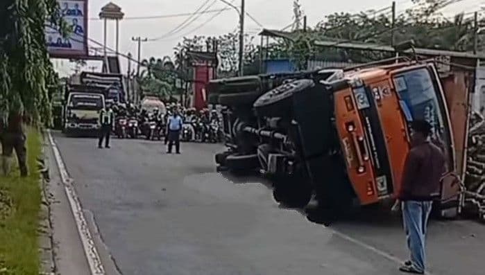 overkapasitas_truk_pengangkut_kayu_terbalik_di_jalinsum_tanjung_morawa_