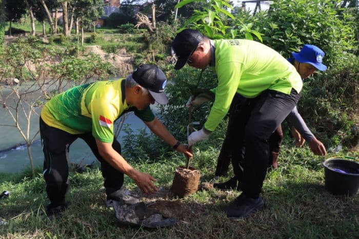 pemko_binjai_tanam_50_bibit_pohon_mangga_dan_aren_dukung_gerakan_indonesia_asri