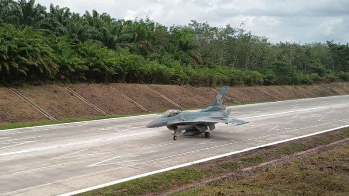 pesawat_tempur_tni_au_mendarat_di_jalan_tol_begini_penjelasan_menko_ahy