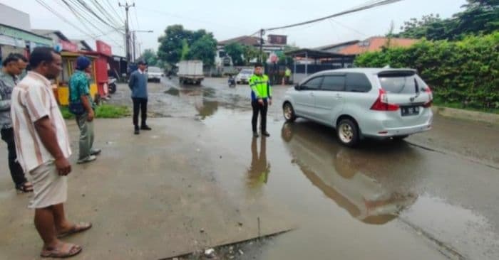 siswi_sma_tewas_terlindas_truk_di_jalan_berlubang_tertutup_genangan_air_