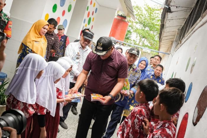 toilet_sdn_101742_hamparan_perak_diresmikan_bupati_ajarkan_anak_adab_ke_kamar_kecil