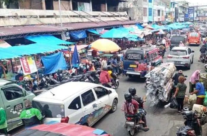 akademisi_tanggapi_pedagang_pasar_horas_yang_tetap_berjualan_di_bahu_jalan